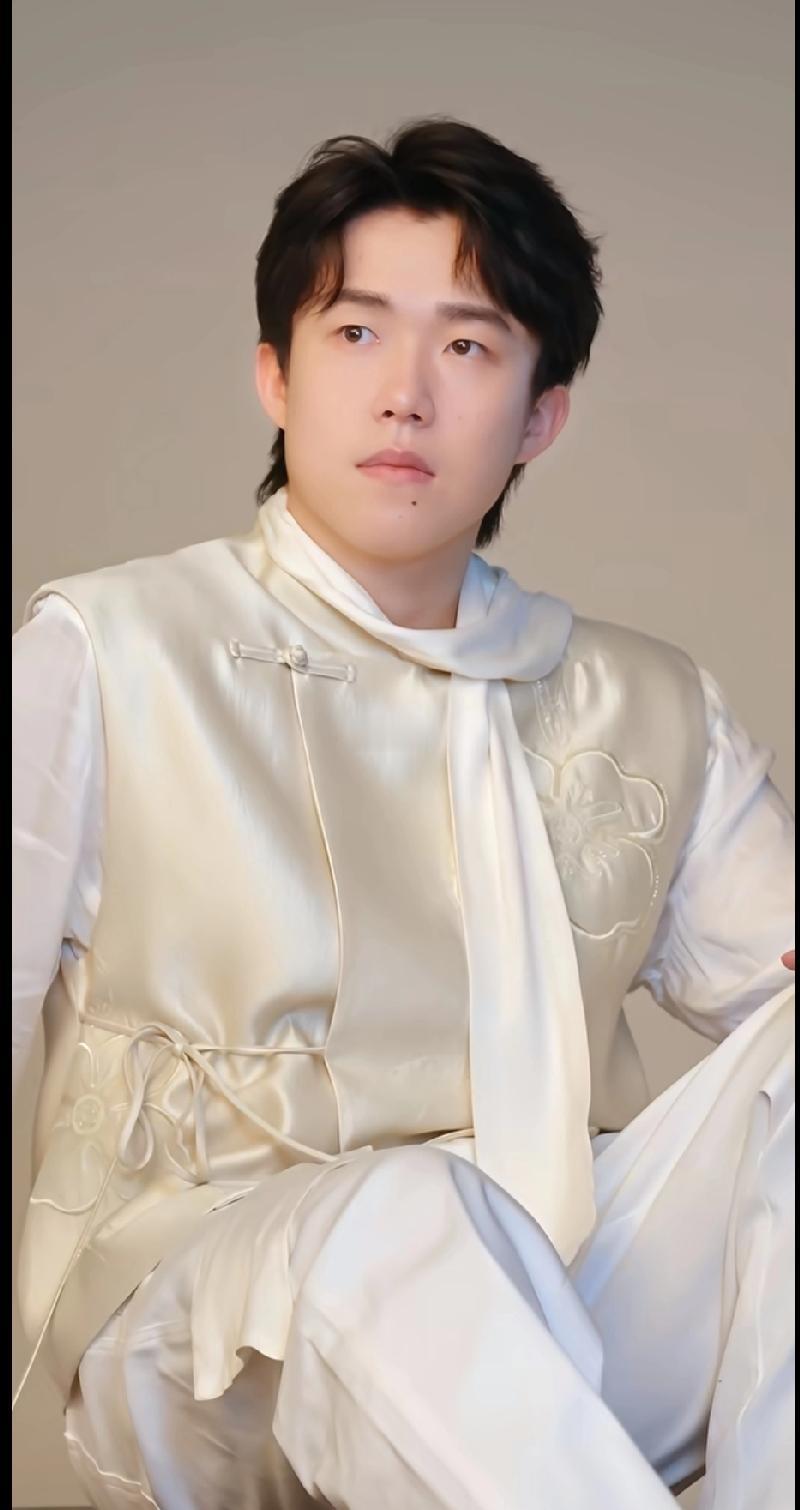 刷到王楚钦舒肤佳国风大片，一浴入诗，钦新如春！谁懂啊！刷到王楚钦这套舒肤佳