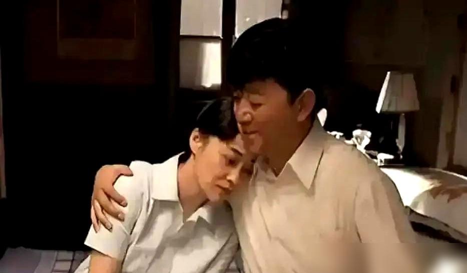 《父母爱情》火了十二年，至今还在循环重播。剧里安杰和江德福，跨出身磨合一辈子