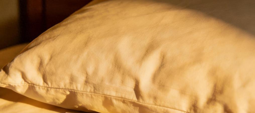 婆婆来我家带娃的第三年，我在她枕头底下发现了一张纸条。上面写着：“熬吧，等孙子上