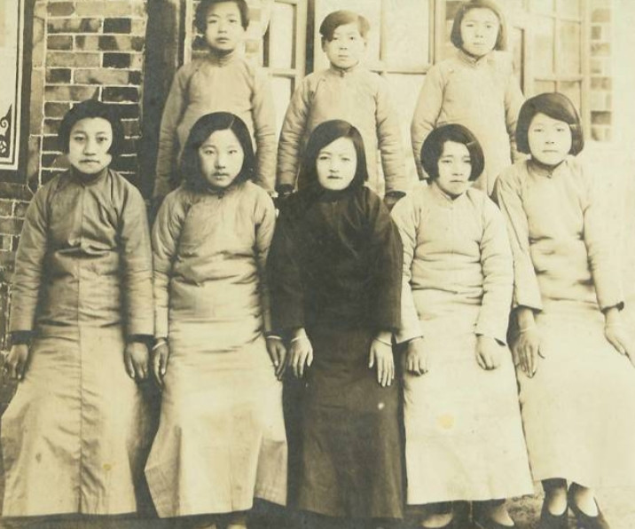 1940年，一群日本兵冲进中学抓走了500多名女生，“把这饼吃了，就放你们走。