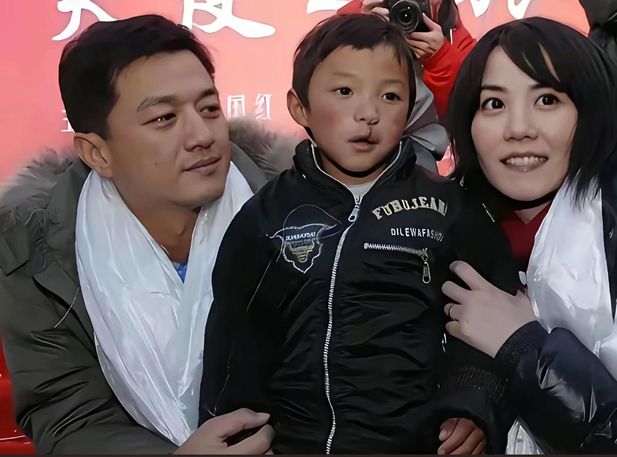 李亚鹏这两张公益旧照，眼里的泪光藏着最真的心疼！2008年11月28日西藏