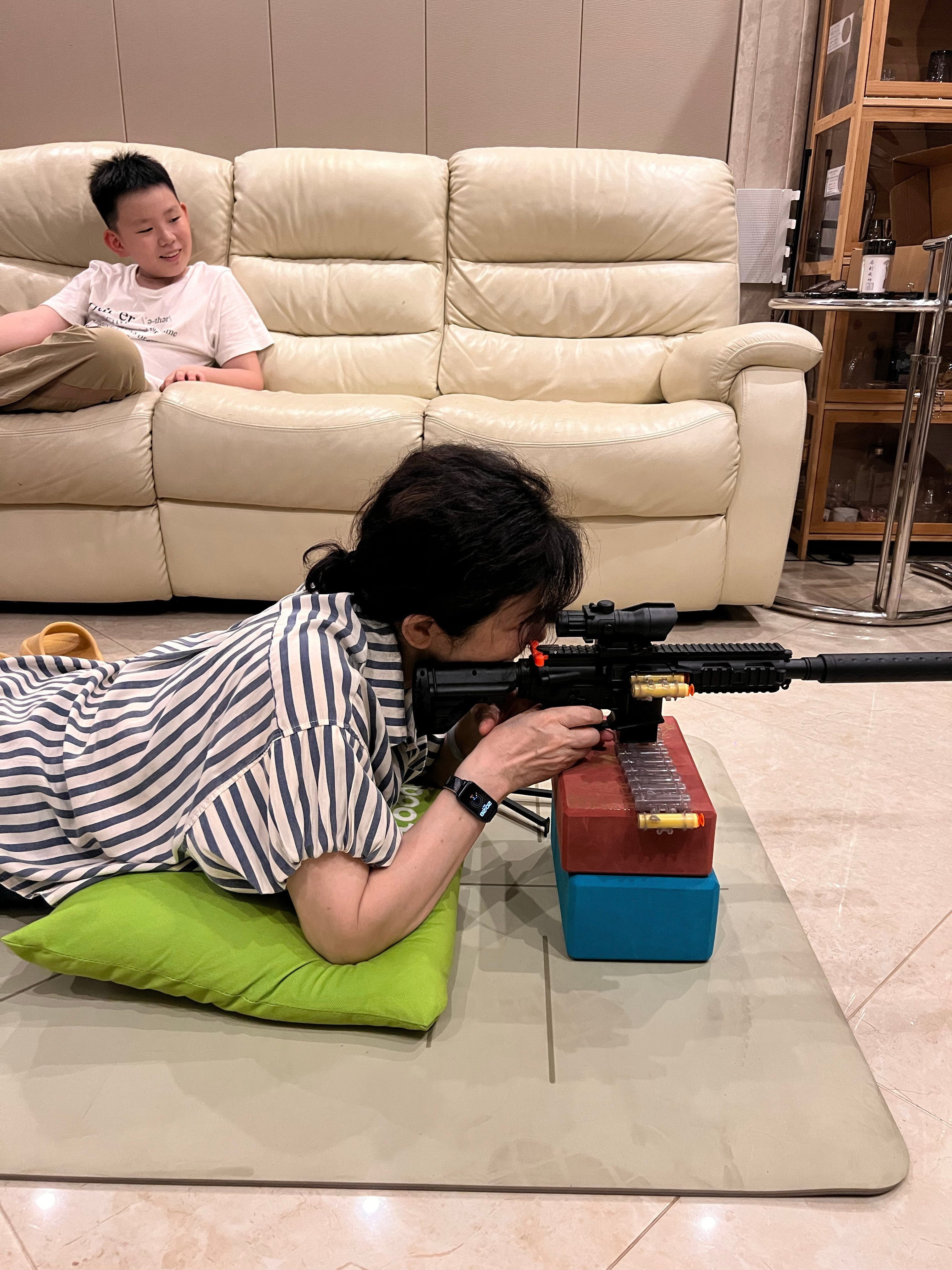 这是一张很有故事感的照片。六一儿童节闻老师给Steven置办的玩具，昨天抽空送到