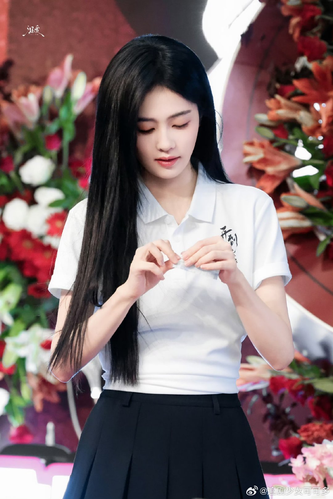 白鹿黑裙短发反差感白鹿短发气场细碎短发修饰脸部轮廓，黑吊带裙简约高级，银饰层层垂