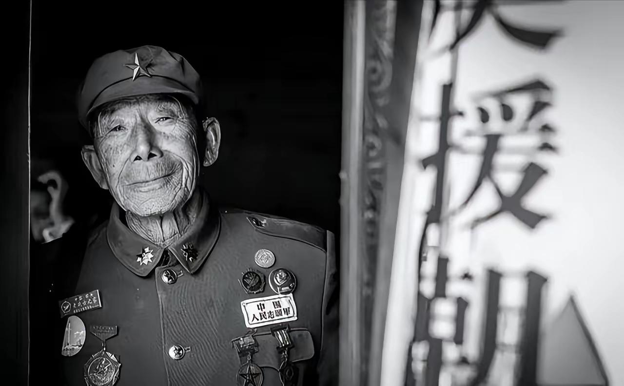 1986年，两名记者到四川万县采风，途中口渴难耐，遂敲开一户老农的院门求水。老农