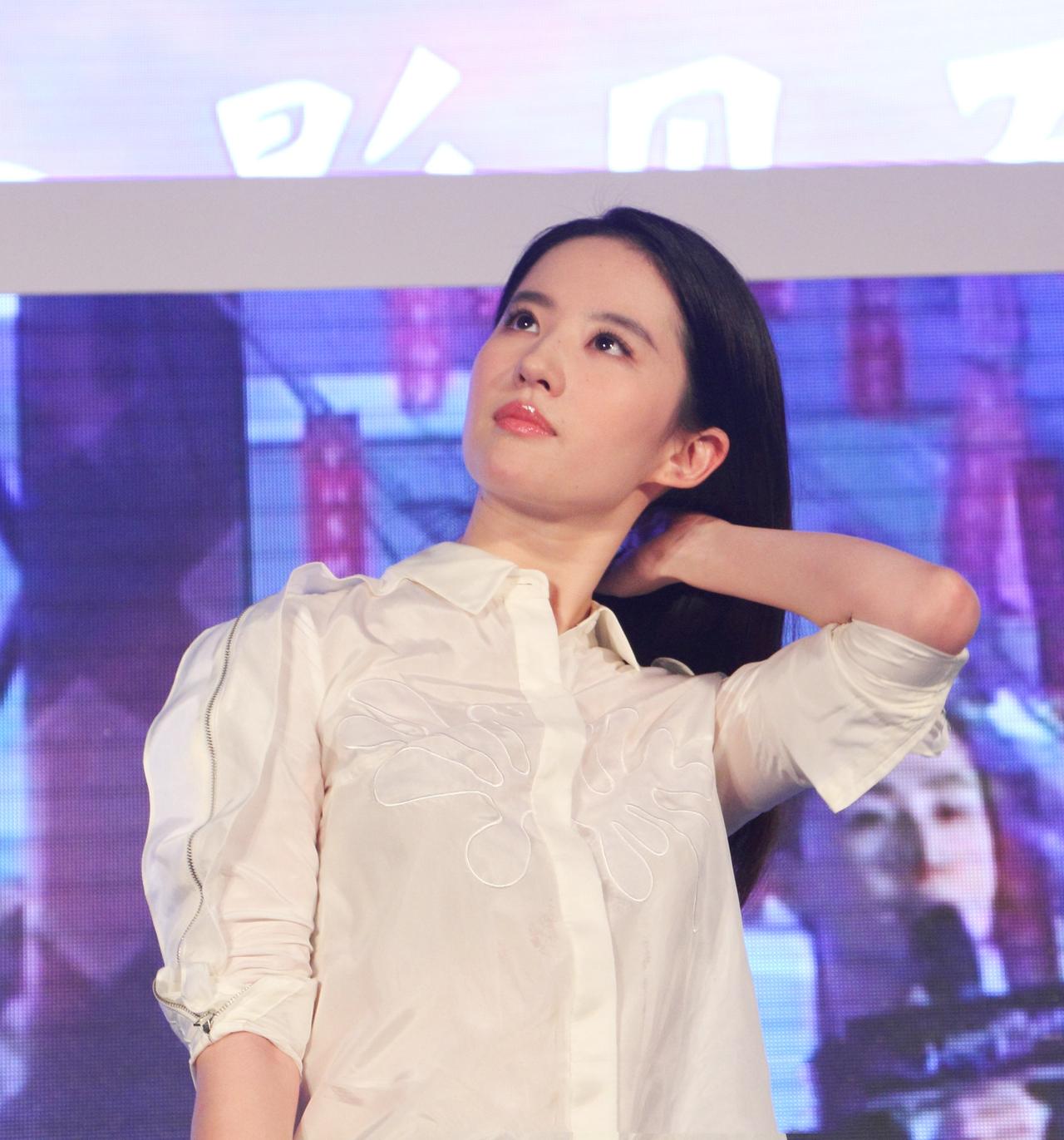 10年前的神仙姐姐真的好美啊，简简单单的白色上衣，搭配一件黑色短裤，衬托得一双大