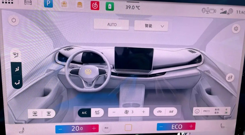 今天顶着40℃的天气出趟门，发现了与众的空调+车顶电动遮阳帘真是绝配。很多电车
