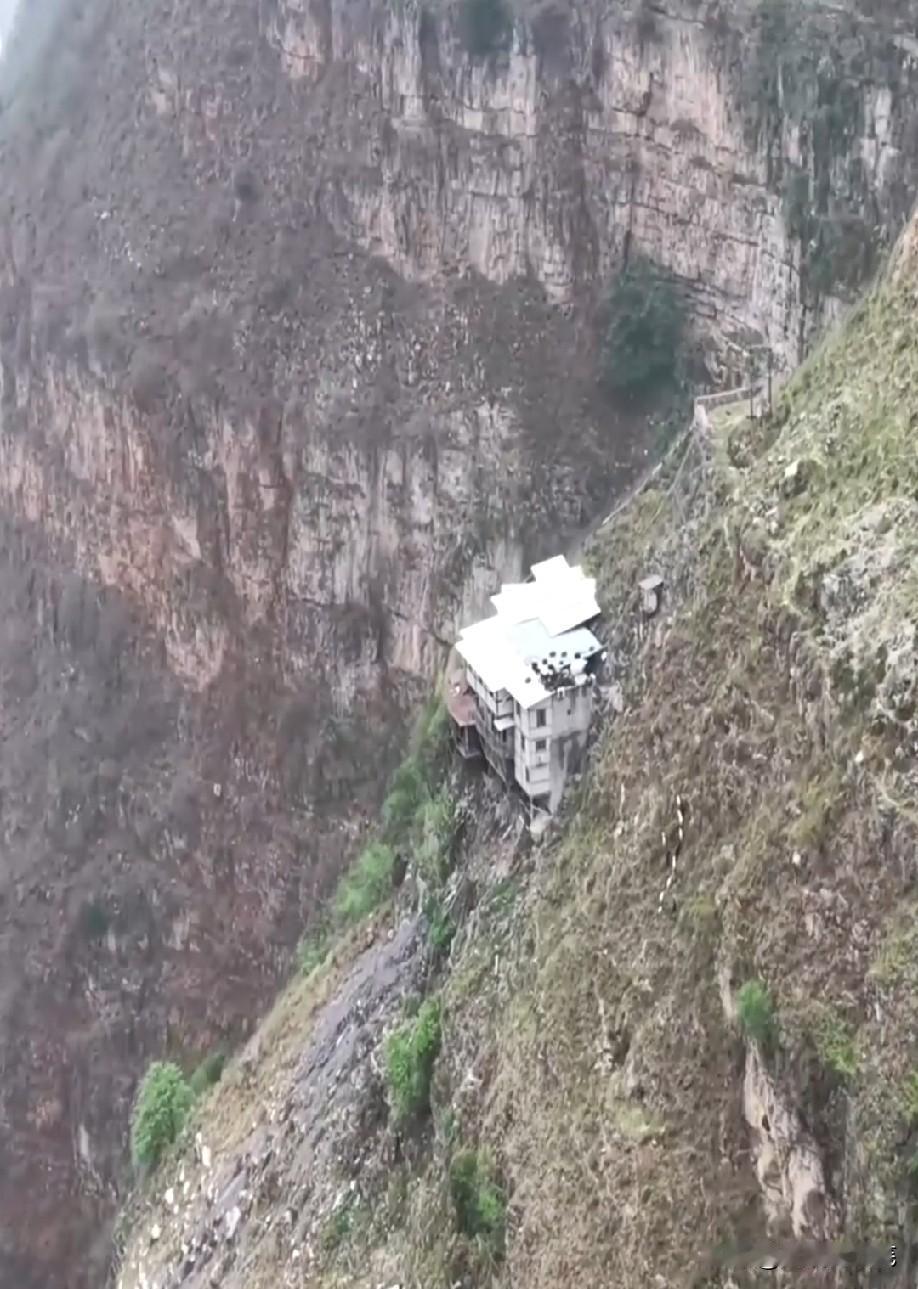 这房子怎么建的？路都没有！
