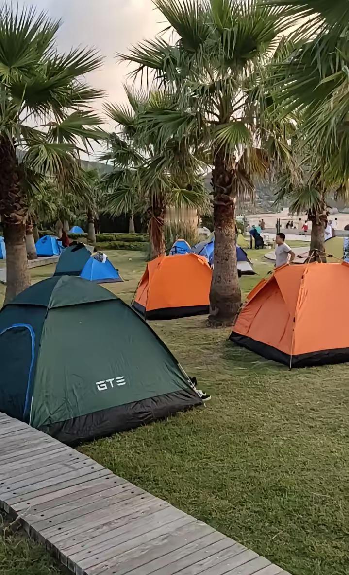 现在的年轻人，真是把“反宰客”玩明白了！国庆景点酒店坐地起价翻好几倍，本想等着游