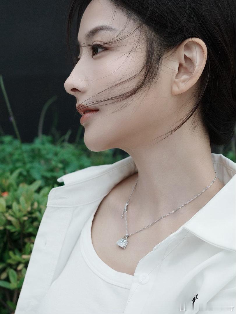 她说：“要不要一起喝杯咖啡”