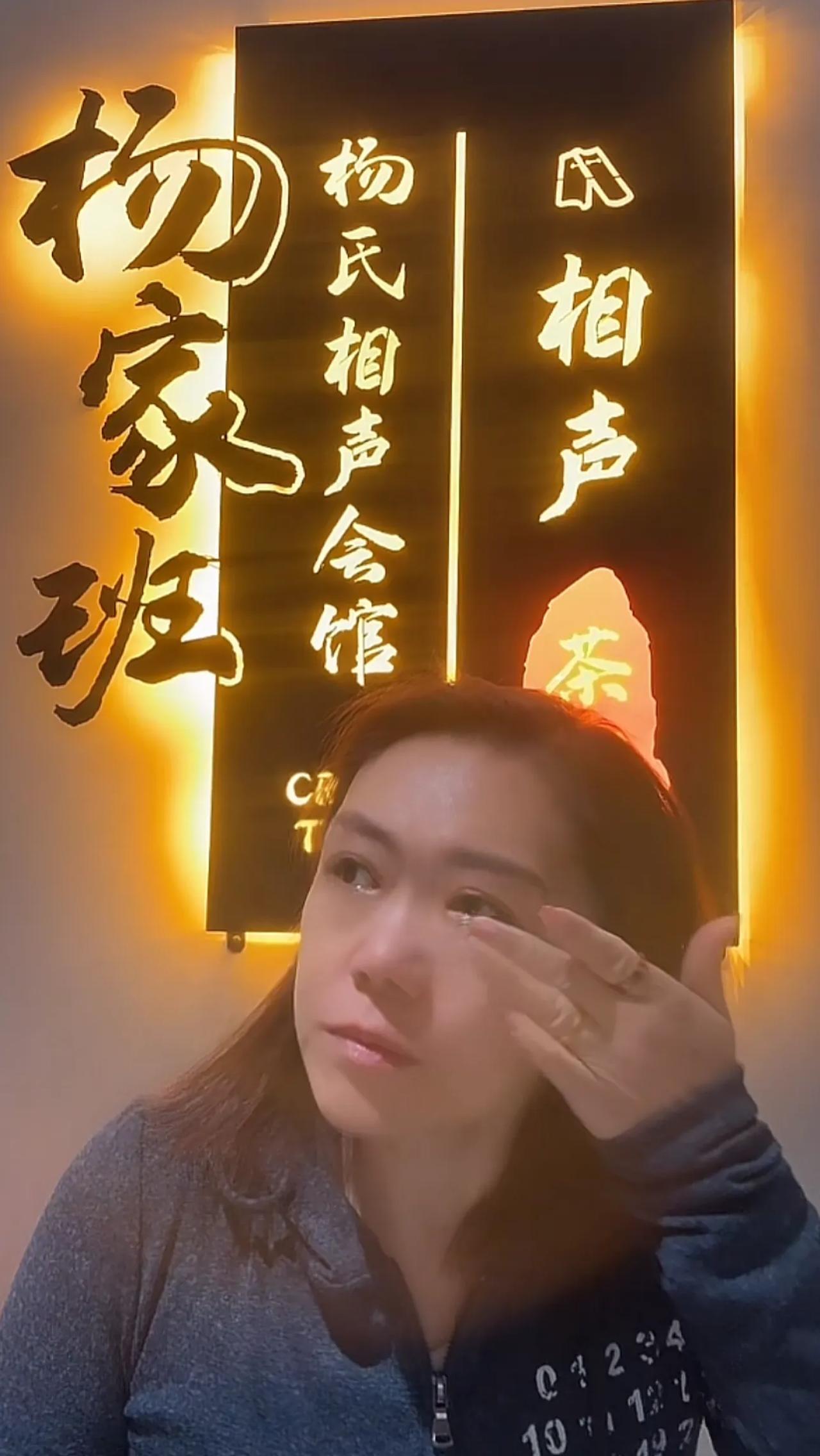 直播里孝顺到骨子里的儿子，关掉镜头可能连口水都不喂。杨家孙女的爆料，撕开了豪门