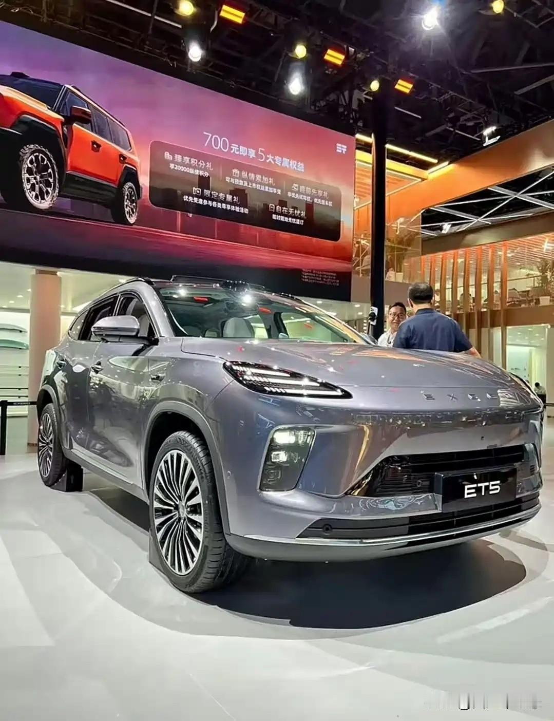 看了星途ET5实车后，才发现它的气场果然够强大之前看ET5外观设计有点像保时