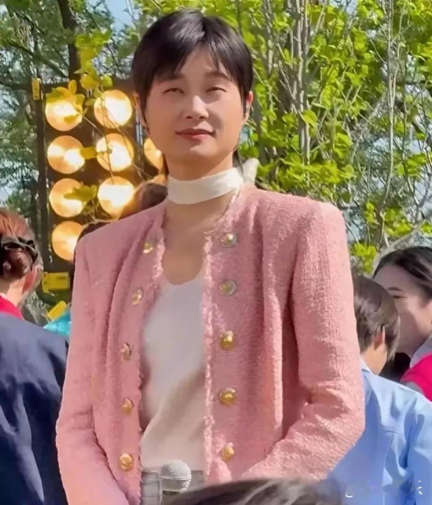 从2005年超女舞台炸裂出道的“假小子”，到如今穿梭于高定时装周与女性议题论坛的