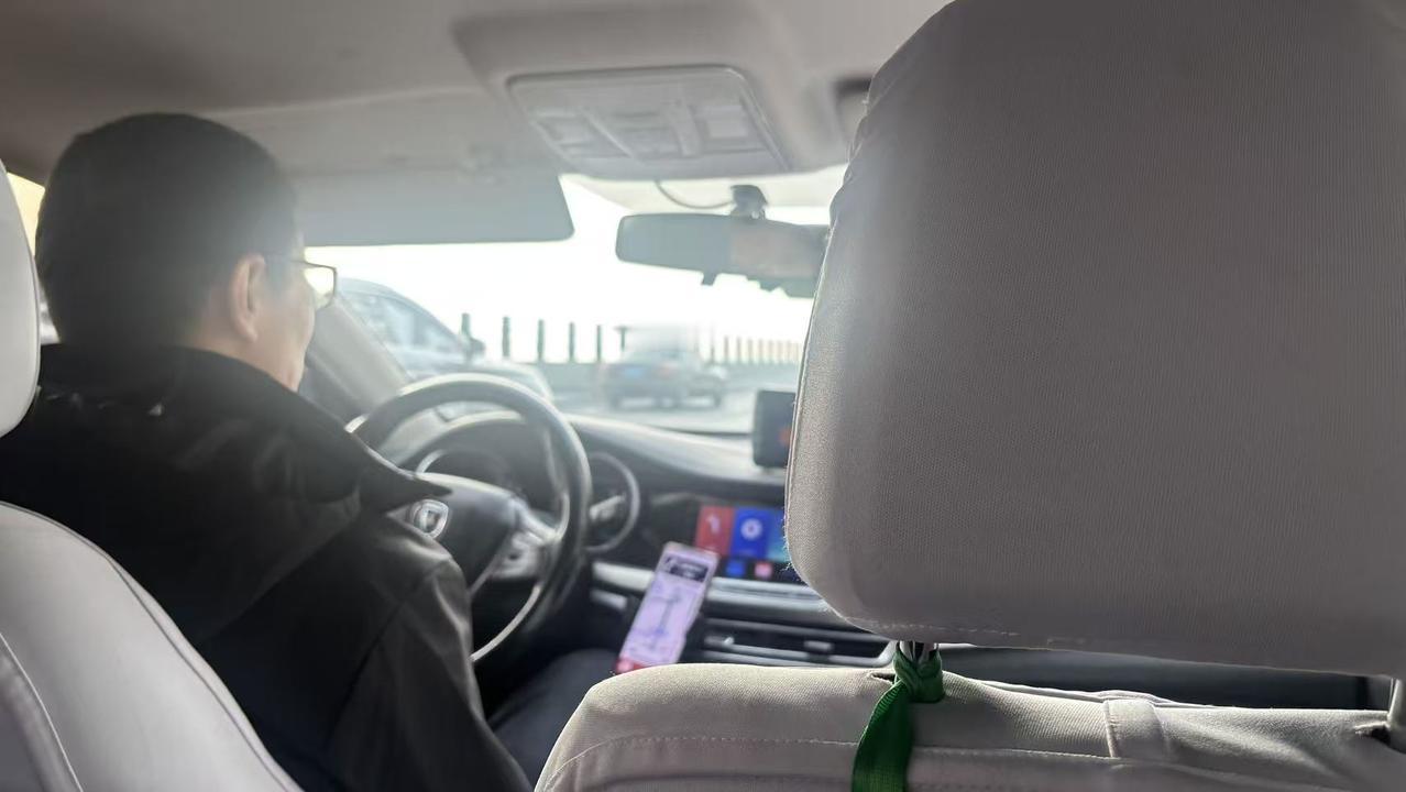 打了辆长安纯电车，司机说洛阳市区只有长安和传祺两个牌子的出租车。他这车5年前买的