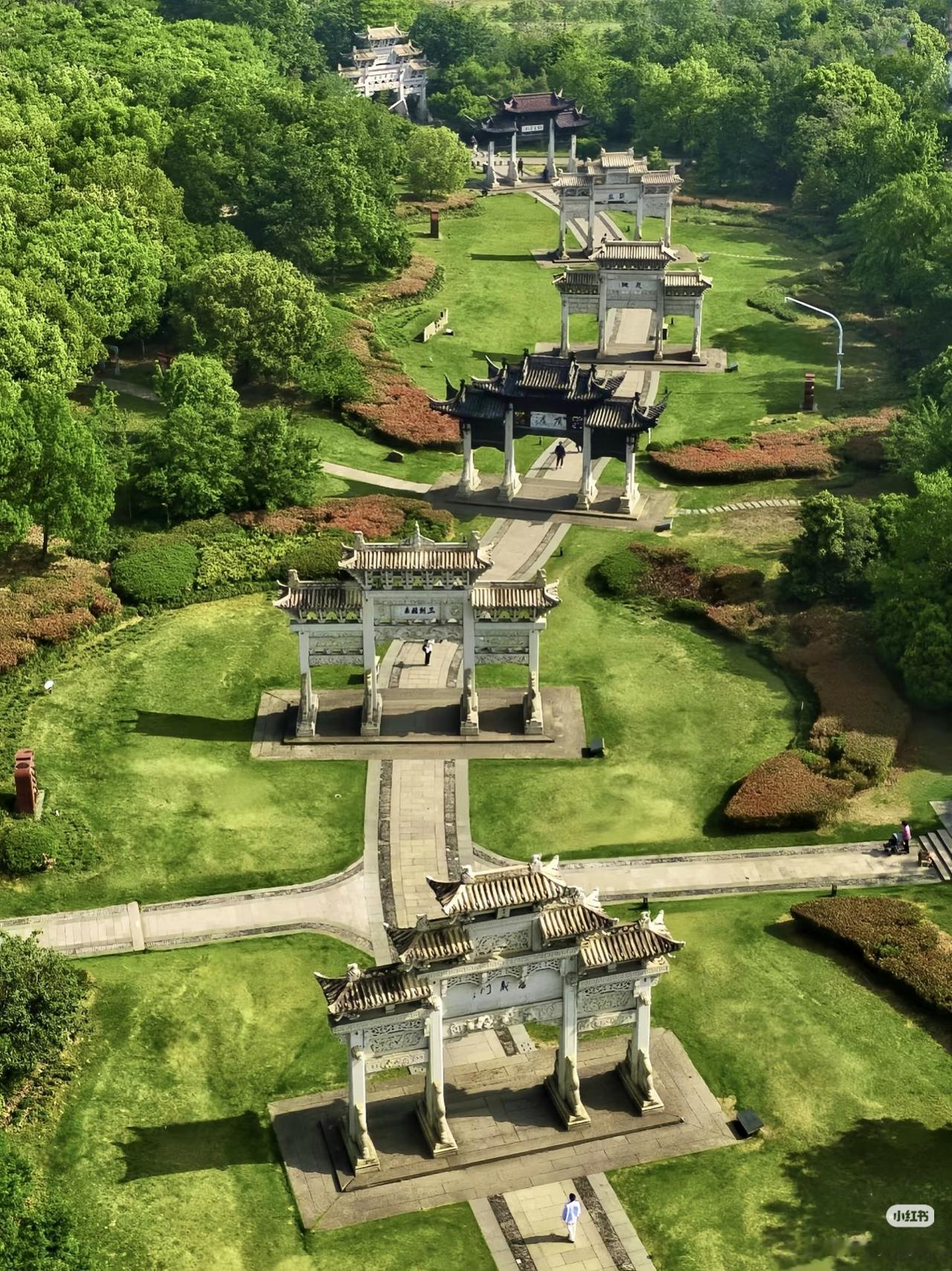 这座800年历史的宋代古村，被誉为“被时光遗忘的水墨江南”，这里没有过度的商业化