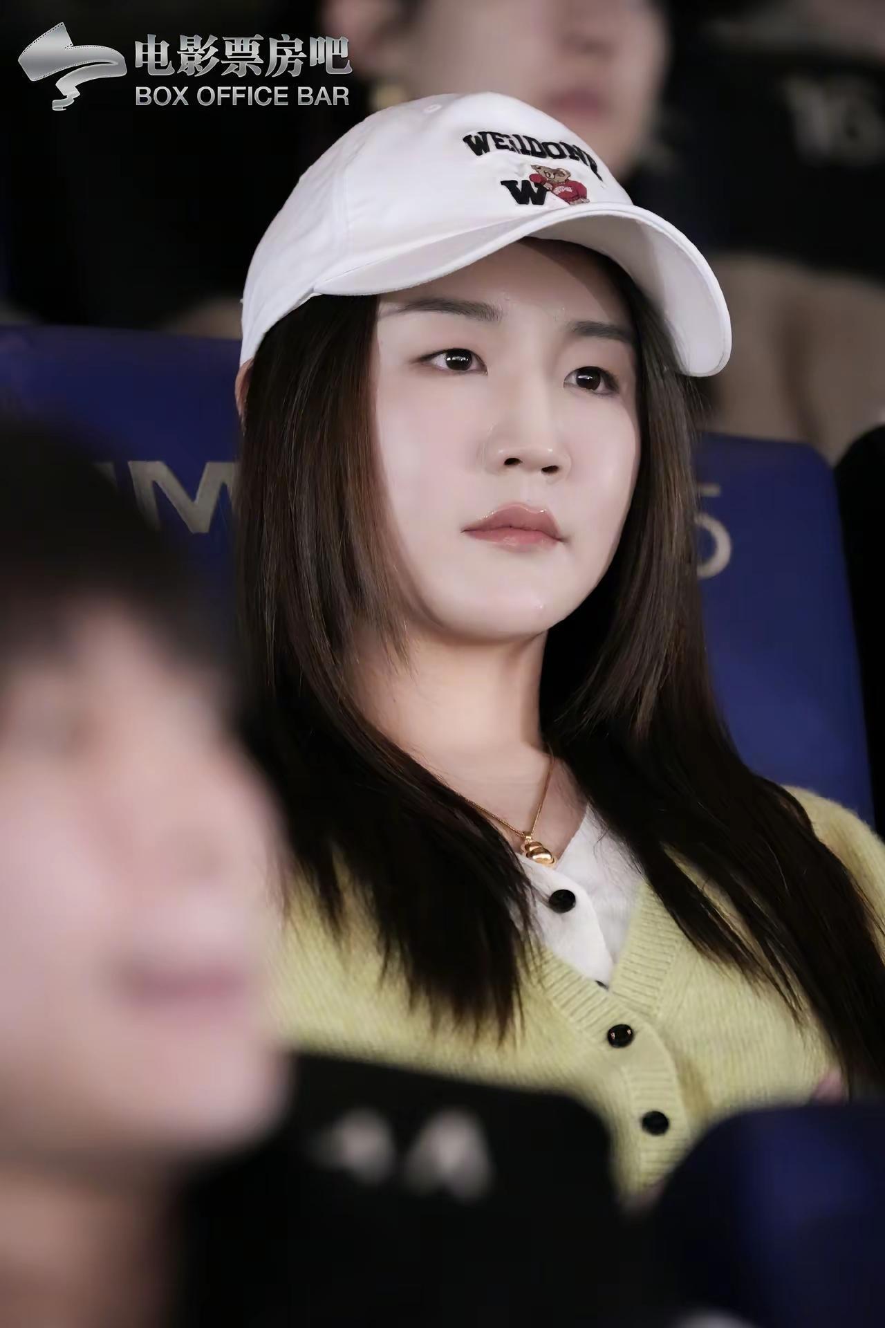 陈梦出身富豪之家，她却没有富豪习气！陈梦的父亲陈梁是一个企业家，据说光酒店年收入