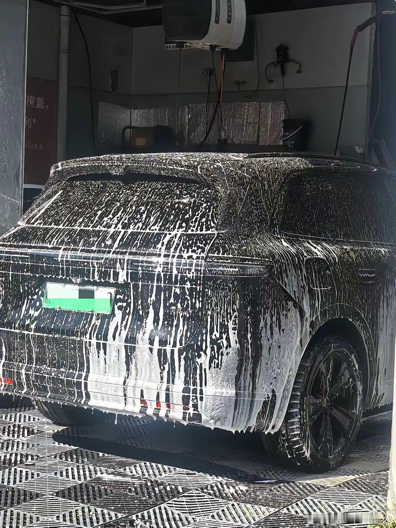 听我一句劝，如果你买了带智驾系统的车，怕是很难总保持车身干净了。我一哥们开的问界