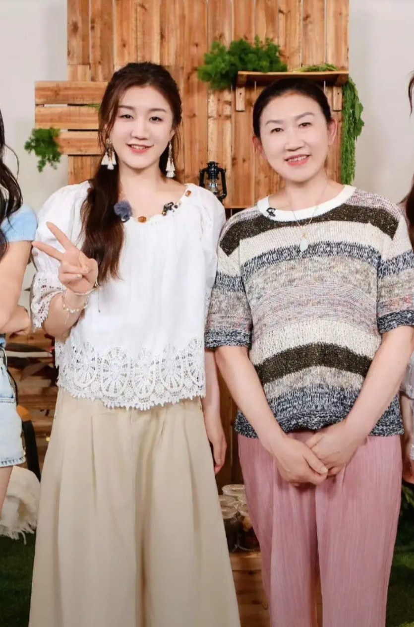 乒乓球运动员陈梦的父亲陈樑不光是身价上亿的富豪（连锁酒店及饭店的老板），更是一位