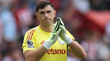 电讯报JD滕哈赫担任曼联主教练时，曾与门将球探科顿就签下奥纳纳一事发生激烈争论。