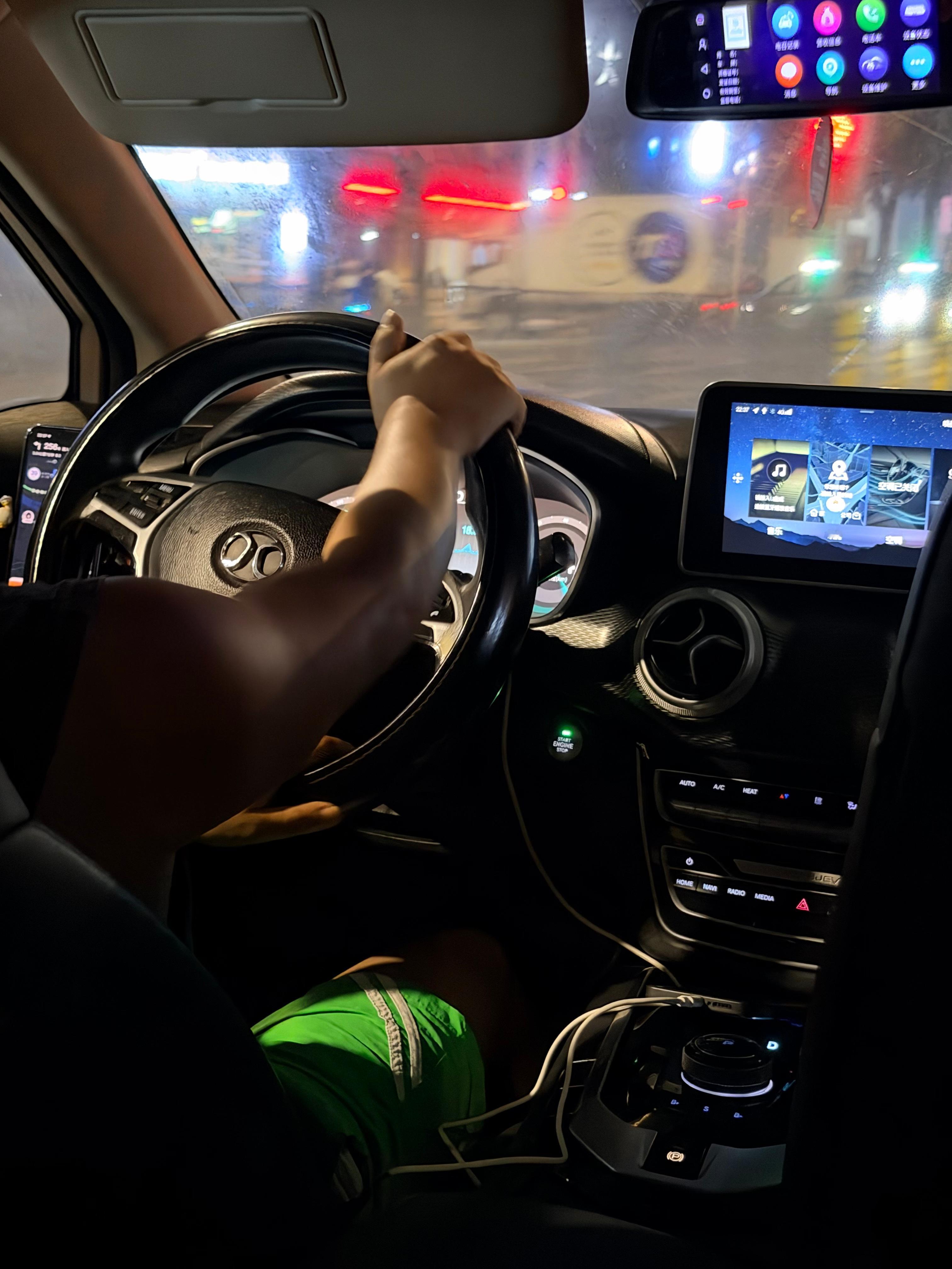 哥们盘方向盘的手法好特别啊！深圳·东门步行街(新园路)