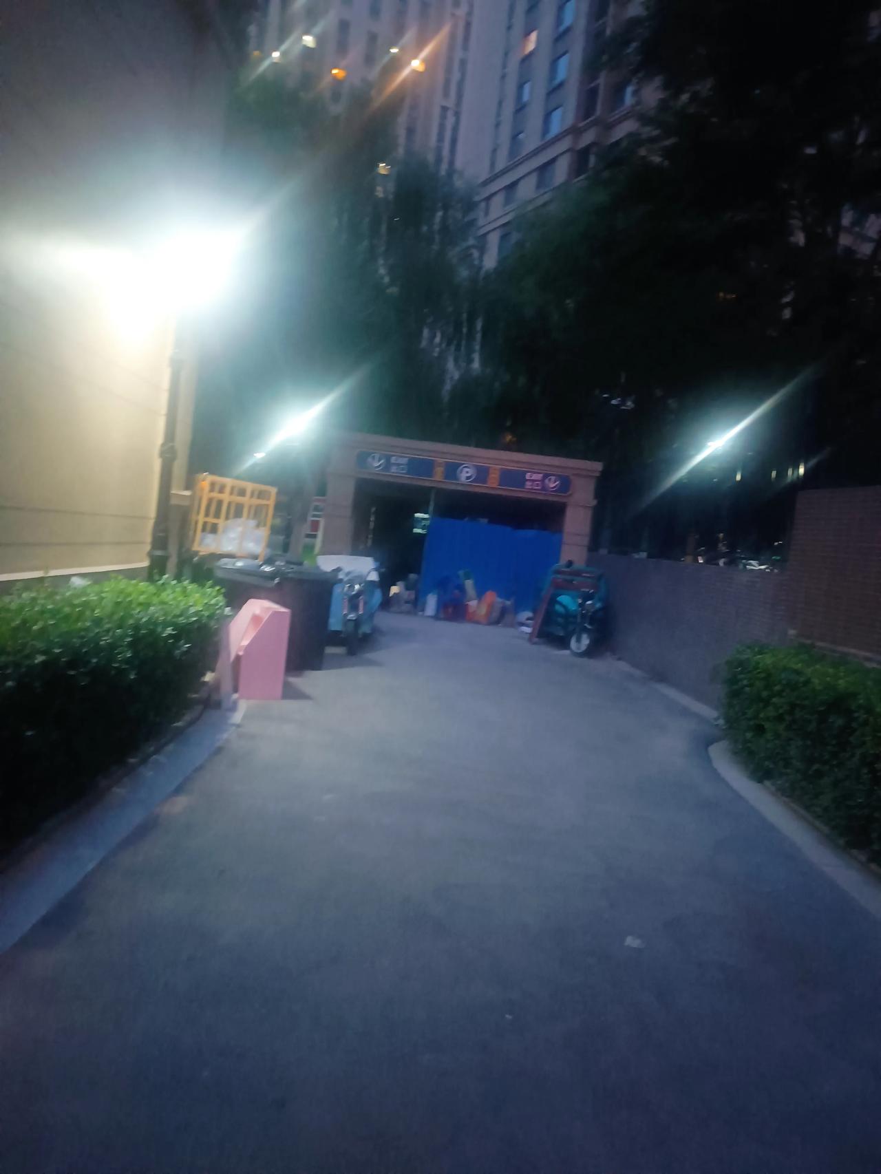 这就是中海物业兰州公司管理的中海河山郡小区，小区消防通道成了垃圾场，车库口子也是