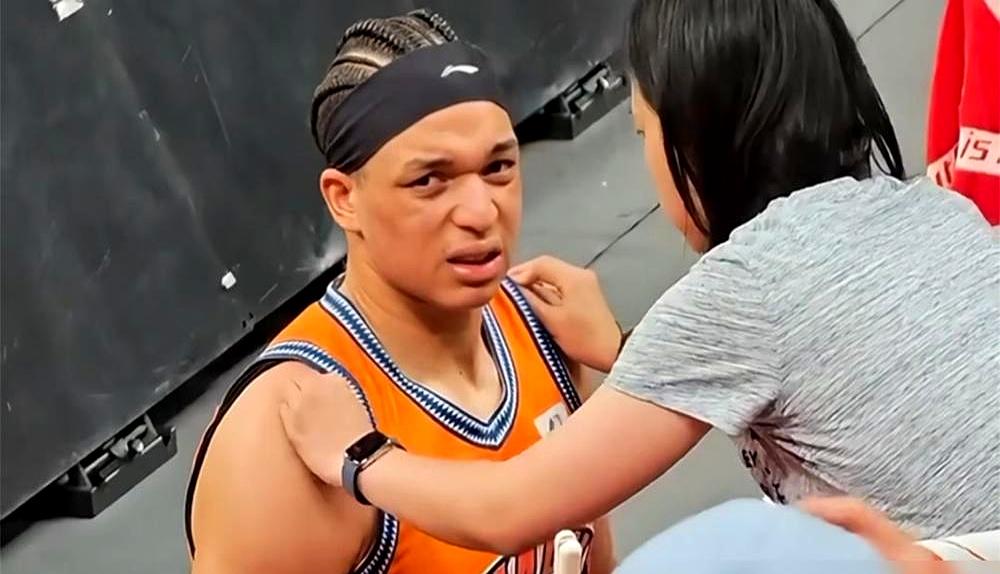 总决赛G1那一下，洛夫顿的NBA门票被扔进了冰桶。肩膀急性肿胀、肩袖受损，G2