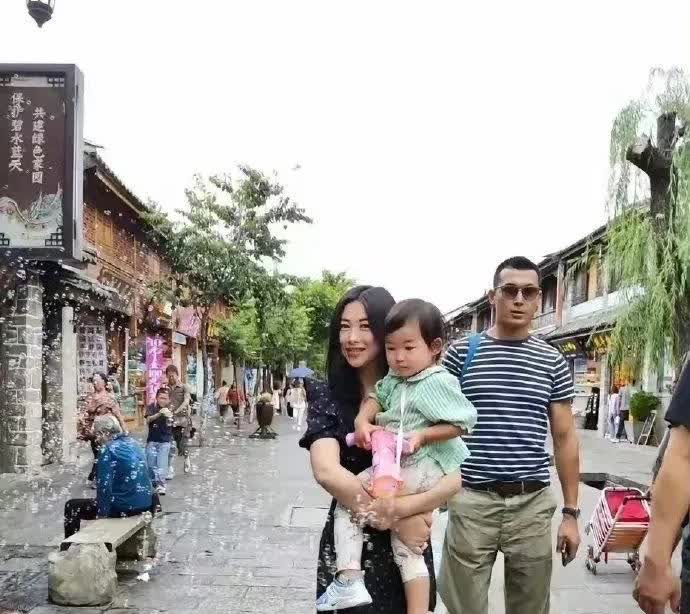 总有人说朱珠嫁亏了，可人家老公哪差了？清华毕业的超级学霸，大高个还贼帅，事业上更