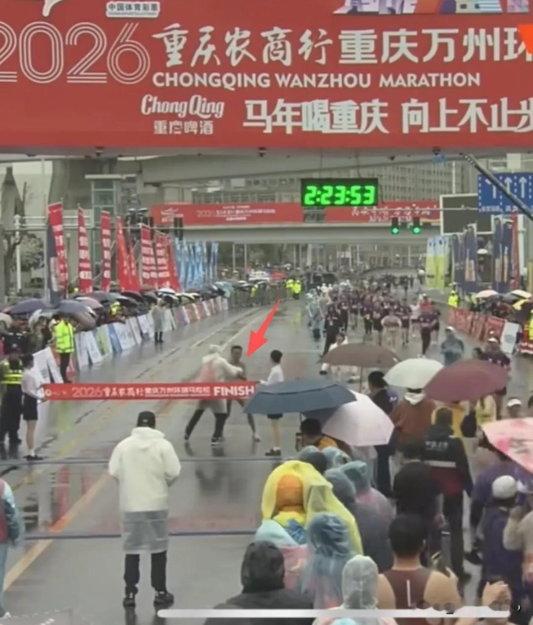 【现场裁判拦截推搡冠军选手冲线】后续1.处罚：涉事裁判，禁赛一年；2