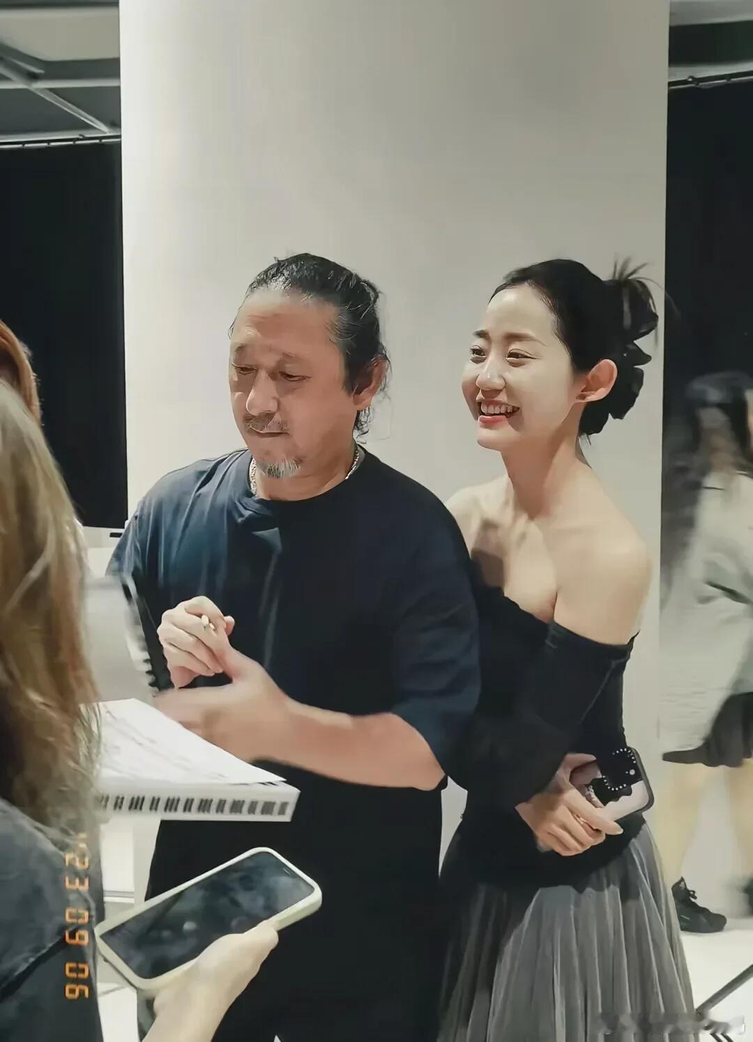 谁都要吃婚姻的苦美女也不例外,他们两个现在看着好恩爱啊！！万千惠的笑容看着好治