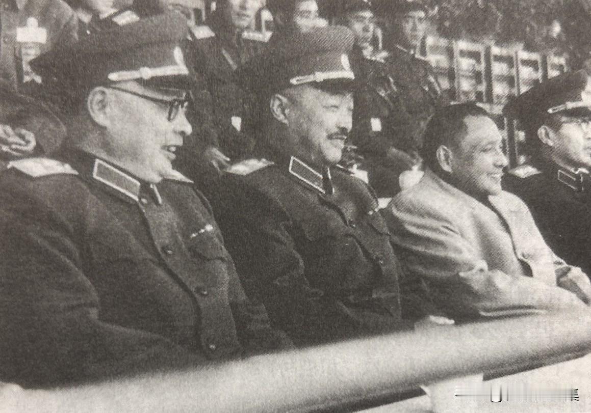 1955年，黄克诚（左四）同贺龙（左二）、陈毅（左一）等观看全军射击运动会。黄克