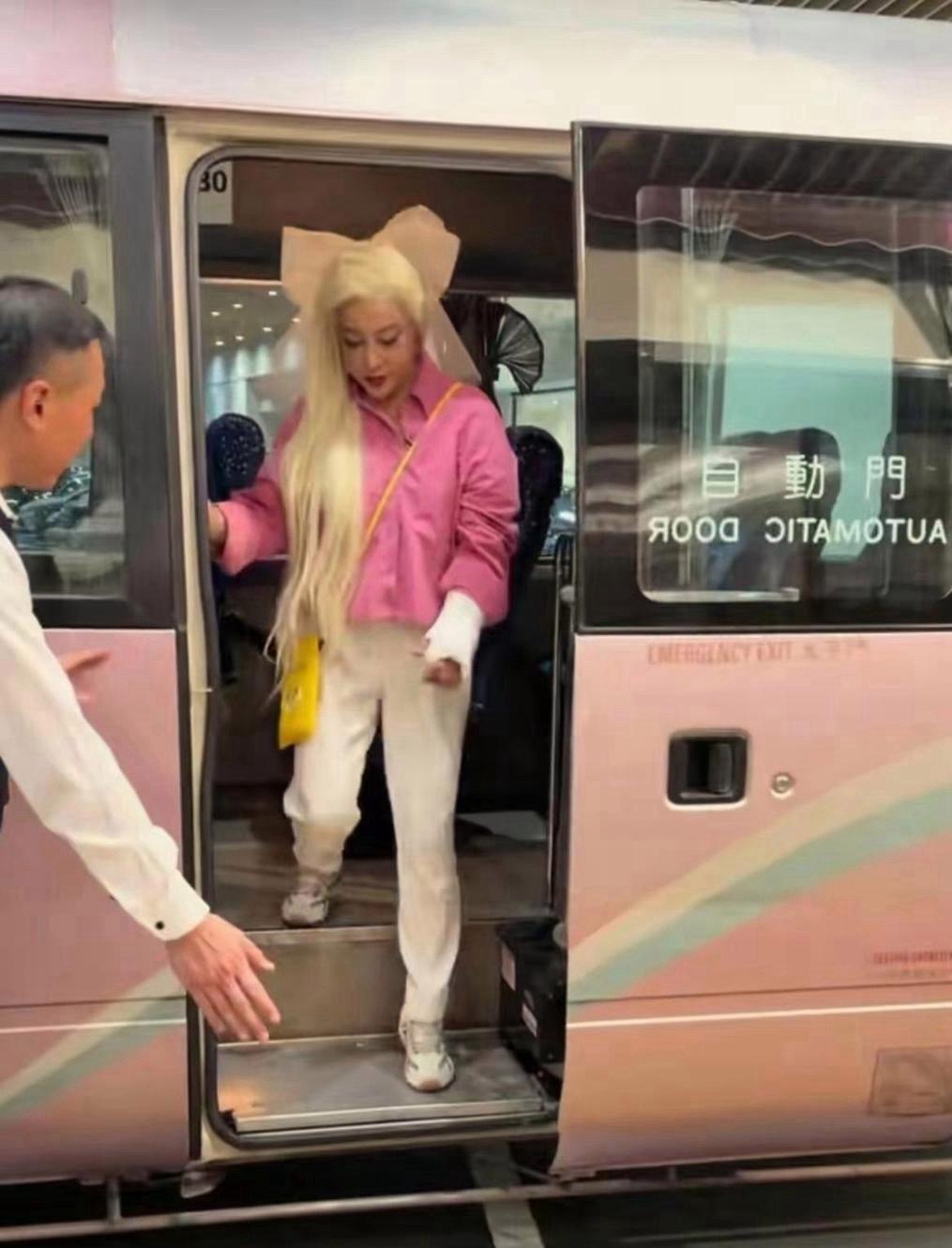 刘晓庆咋这样了？打扮得跟天山童姥似的。