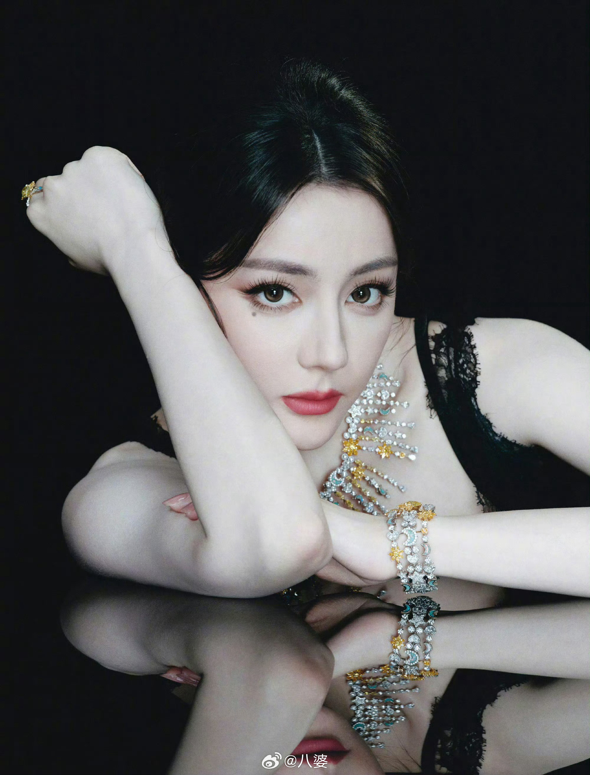 迪丽热巴好闪好辣从机场黑丝长腿到迪奥晚宴黑天鹅，迪丽热巴这两天的造型把“甜辣双面