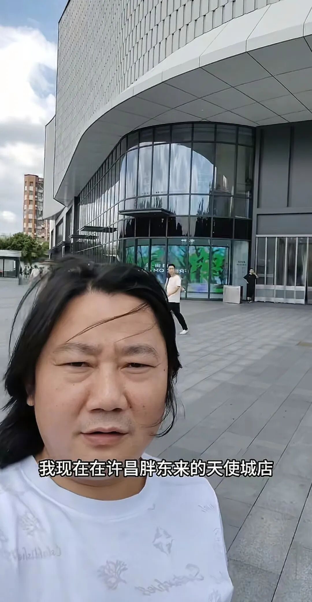 张雪曾经专程去学习胖东来，如今于东来骑上张雪820RR！朋友们，这一幕真的太让人激动了，什么叫双向认