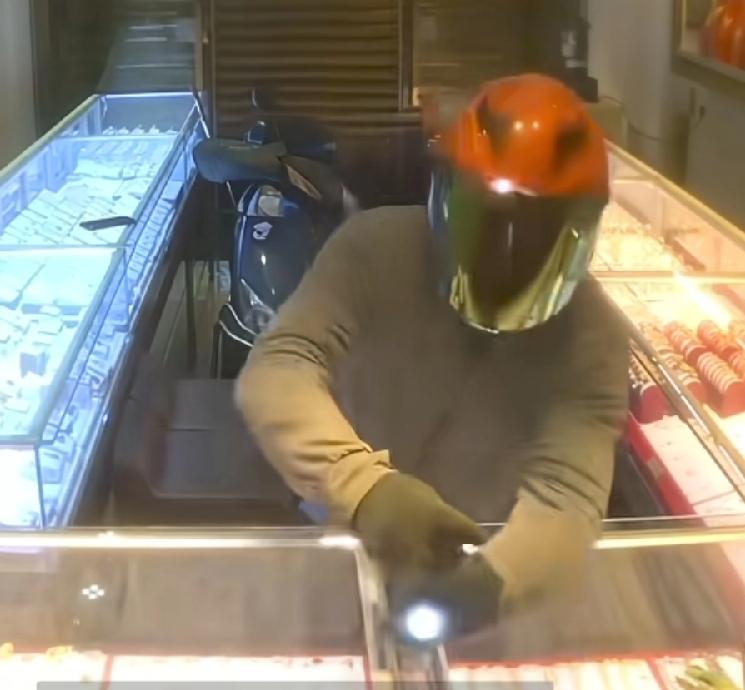 平潭抢劫金店夫妻俩，遇到什么困难？需要花大钱了吗？这什么年代了？到处监控，两口子