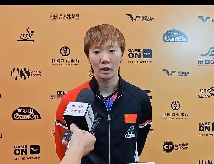王曼昱赢了比赛，却把姿态放得比谁都低。赛后采访里，她没提自己练到凌晨的加练