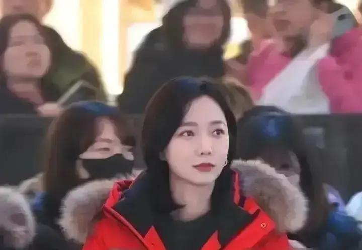 15天穿坏7双丝袜的人终于找到答案王珞丹机场照里那双灰调肉色袜，把15D超