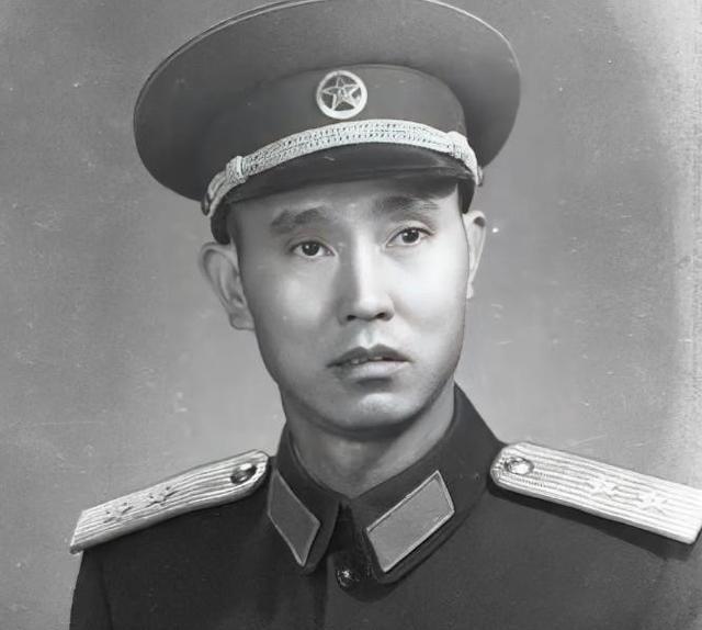 1947年，一名解放军师长，大腿根部受伤住院，这时，一19岁女护士来到他的病房，