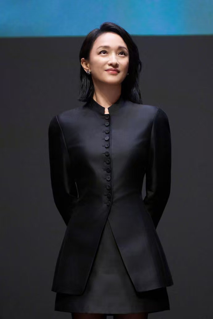 #周迅还是那个周迅#她身上最厉害的地方，是私下可以很随意，上台又很耀眼。两种样子都不装，反而更真实。