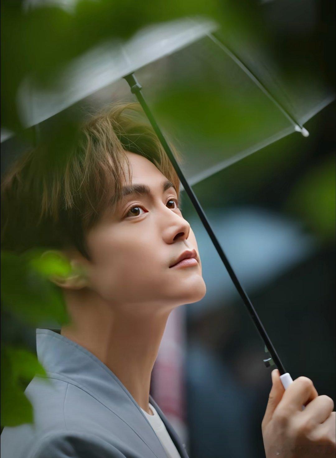 1、赵露思发行的新歌，是海外团队主动联系她邀约出歌的，她在东南亚的流量非常大，是