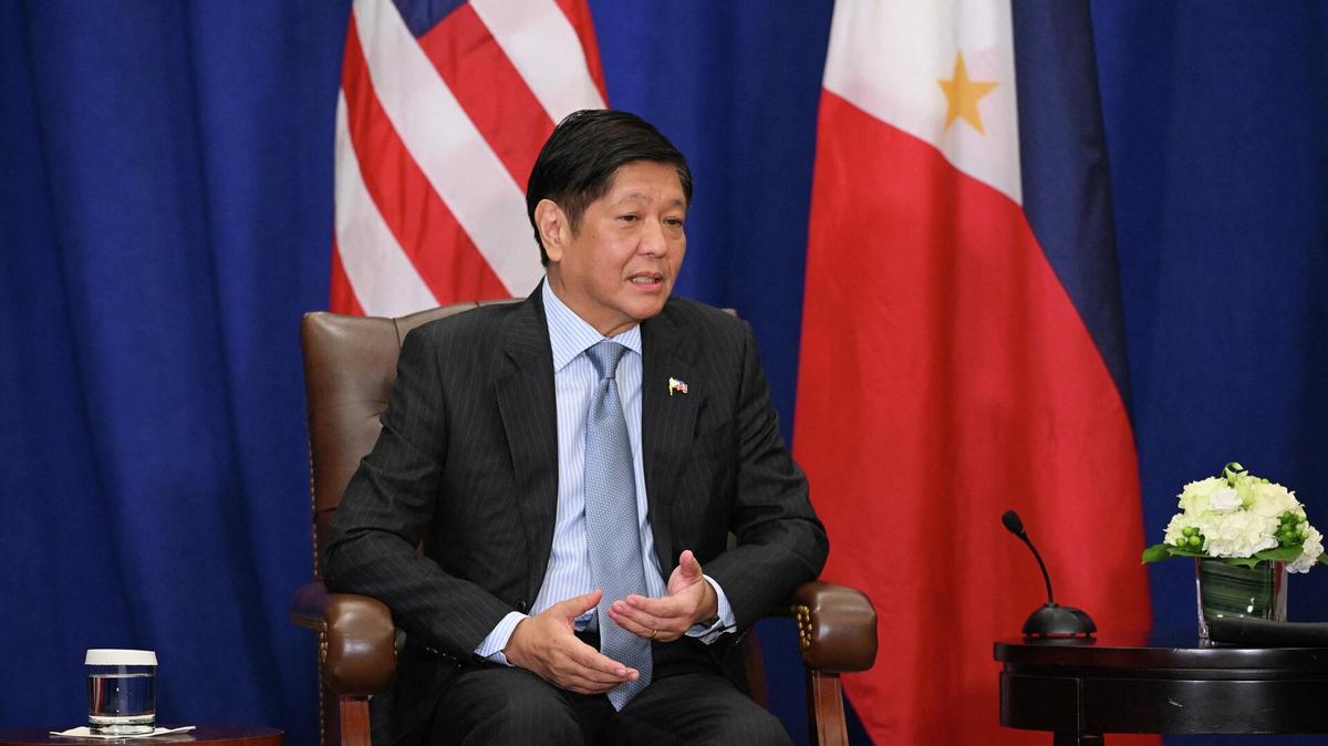 拦截中国船只后，菲军舰又闯黄岩岛，局势变成2对1，中方寸步不让