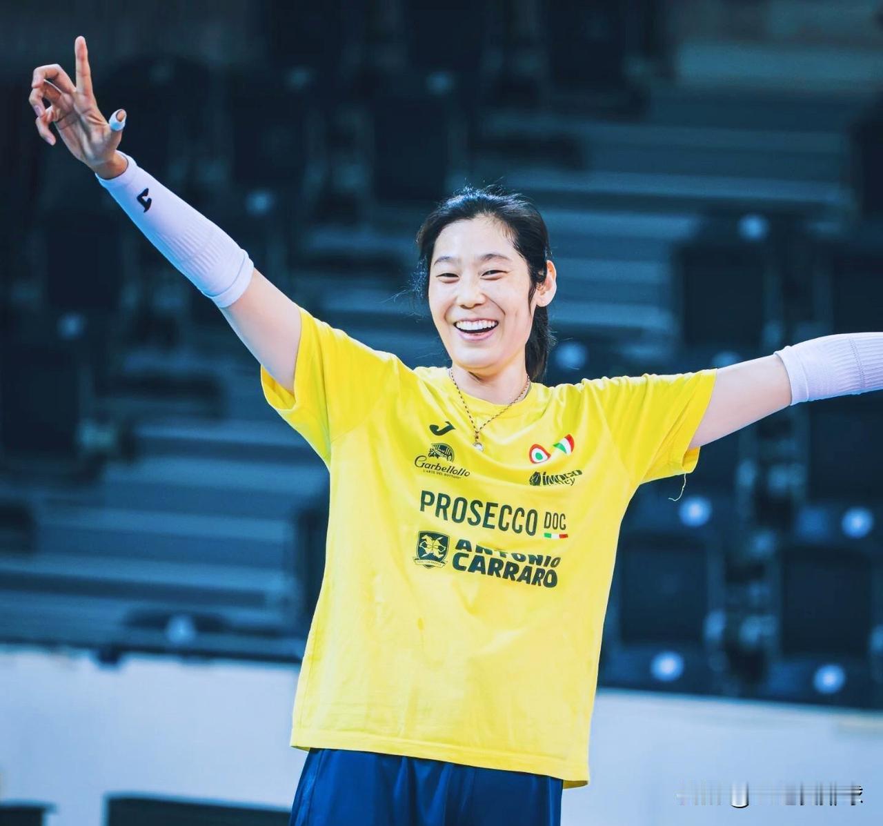 朱婷跟随科内搭乘列车前往都灵参加意大利杯4强赛。意大利杯半决赛时间还是比较友好