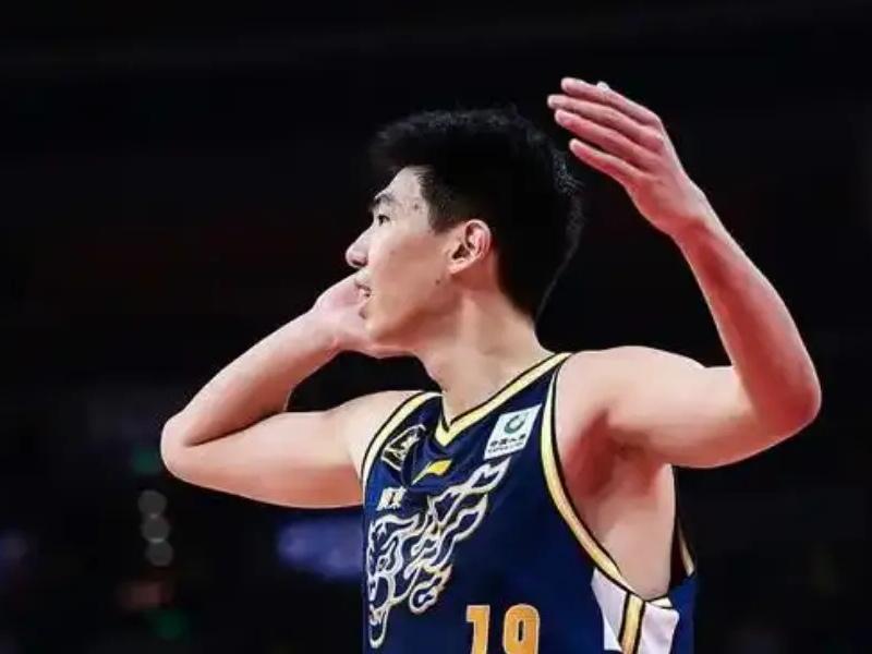 CBA最新消息：据知名篮球记者贾磊发文，广州男篮逆转福建男篮，拿到了争抢季后赛附