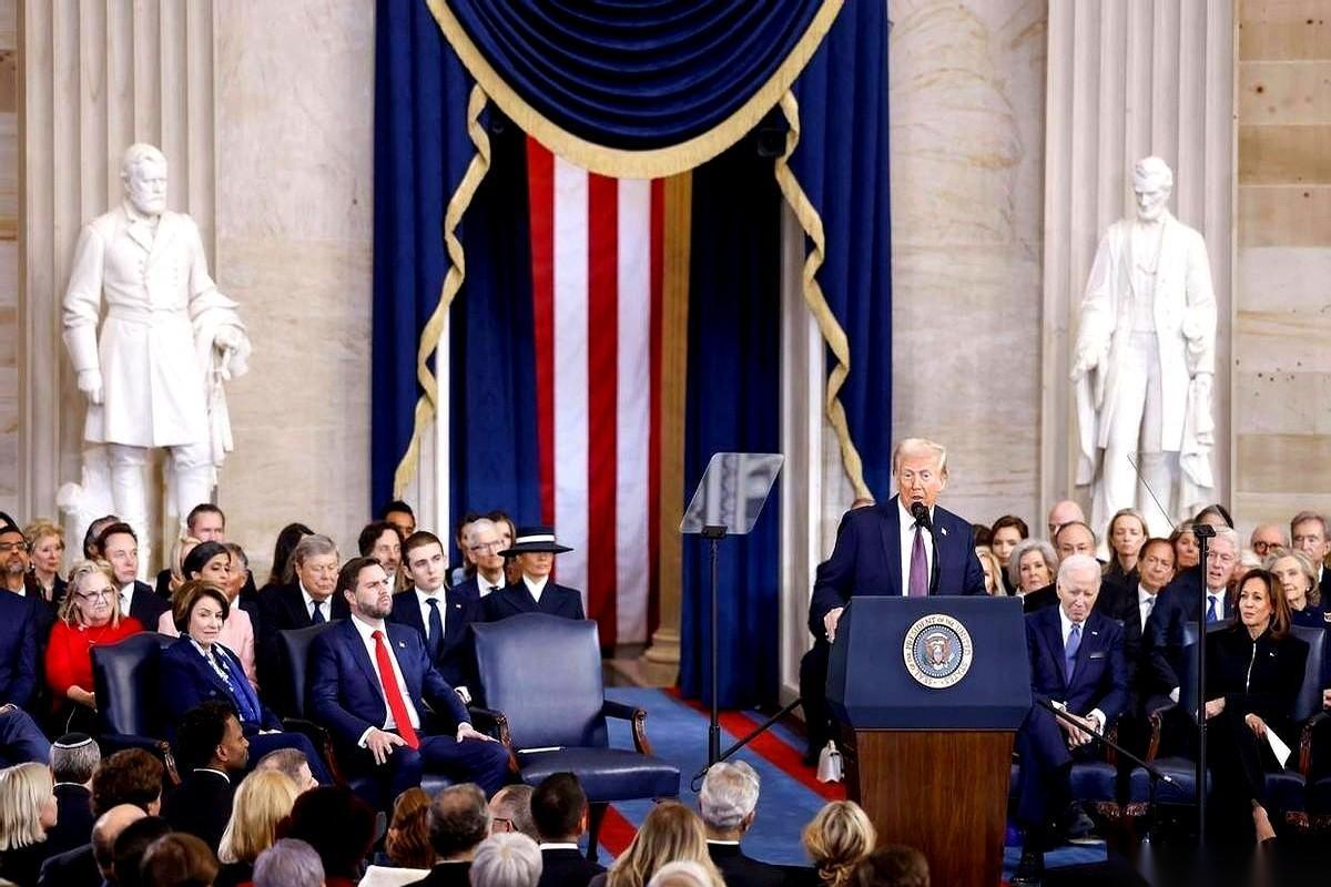 听说他们扣我们油轮的时候，特嚣张。结果一打开船舱，傻眼了。以为是油，拉开一看，