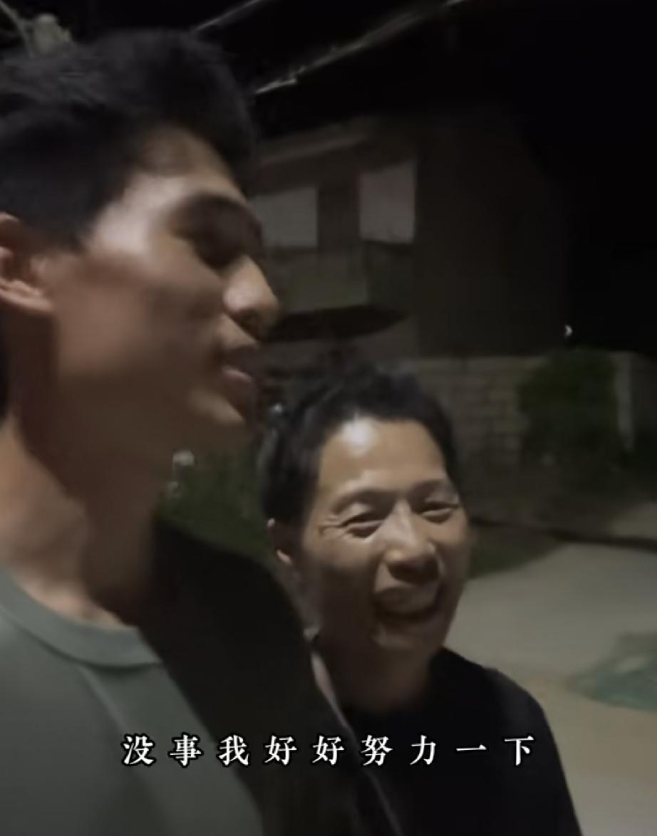 刘海军邀请网友去粉丝群聊天海军还承诺要给妈妈整一个小房子今天谢浩男战友刘海