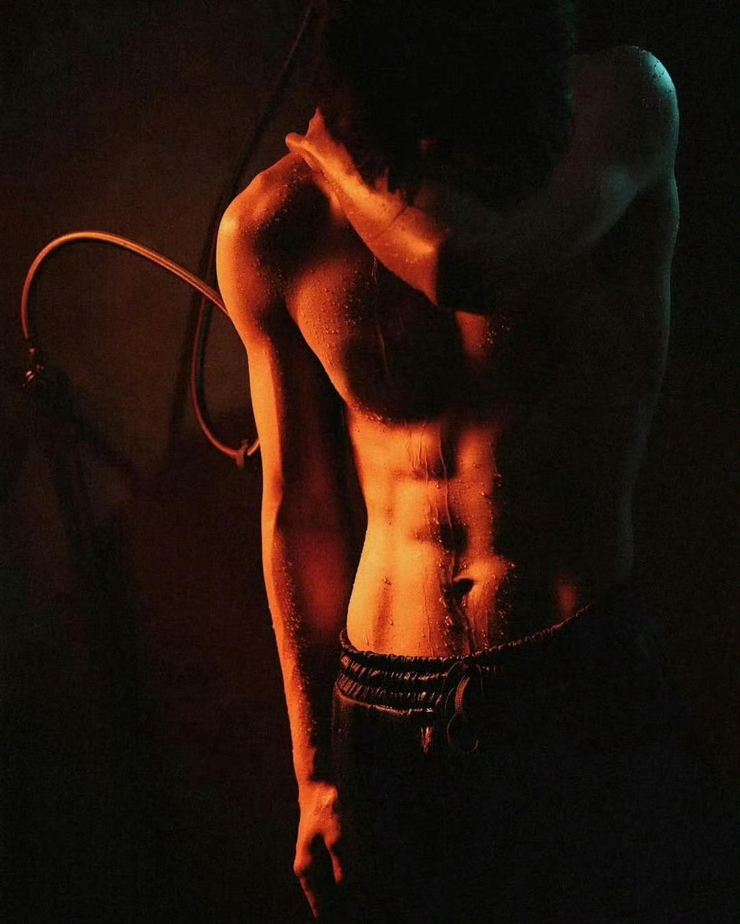 何与大方更新营业照，明暗交错间的暧昧线条，soooohot❤️🔥何与背肌腰