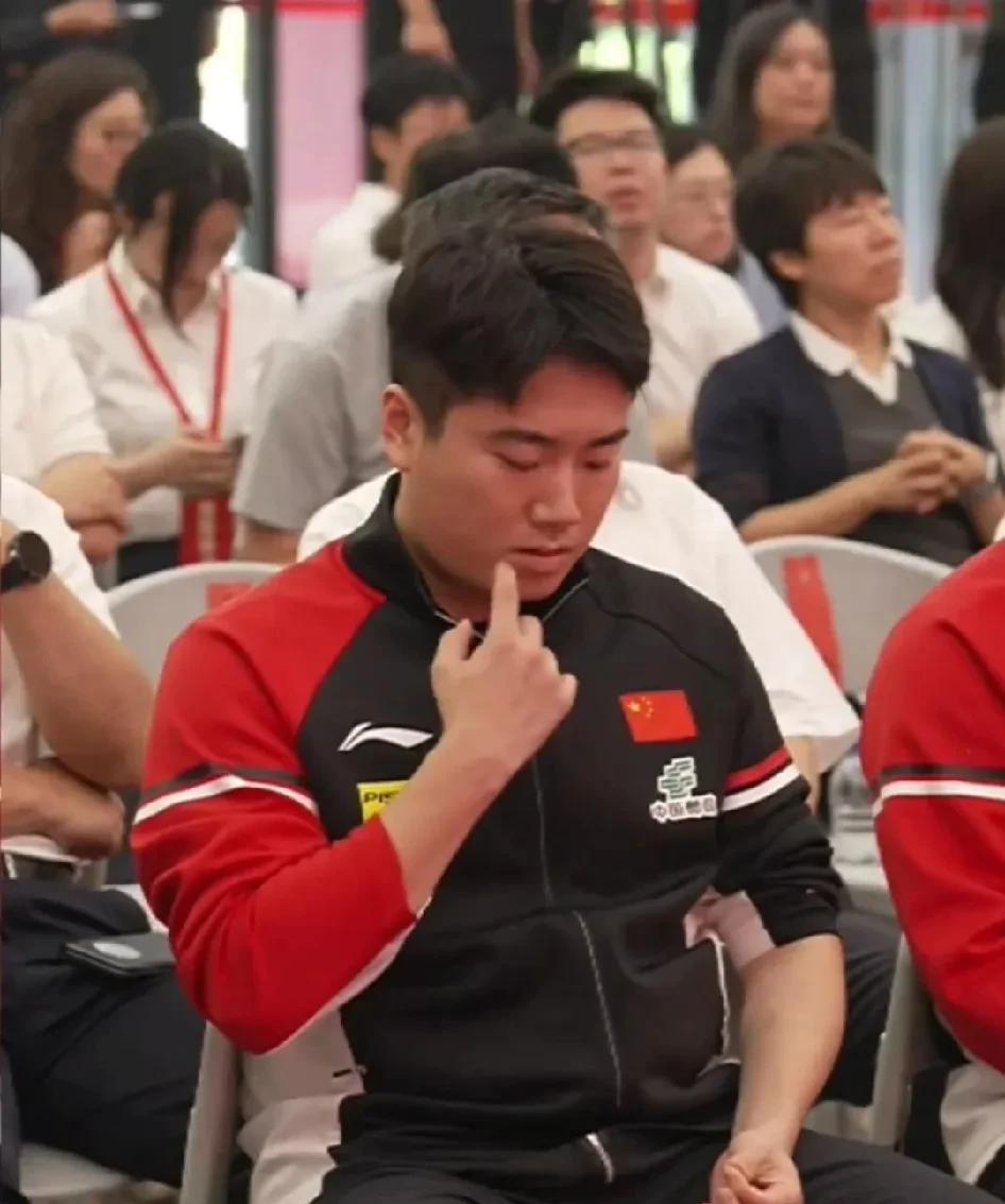 梁靖崑新发型！会上发言“蓄势待发”！梁甜甜咱这新的头发造型是找的哪位“托尼”老