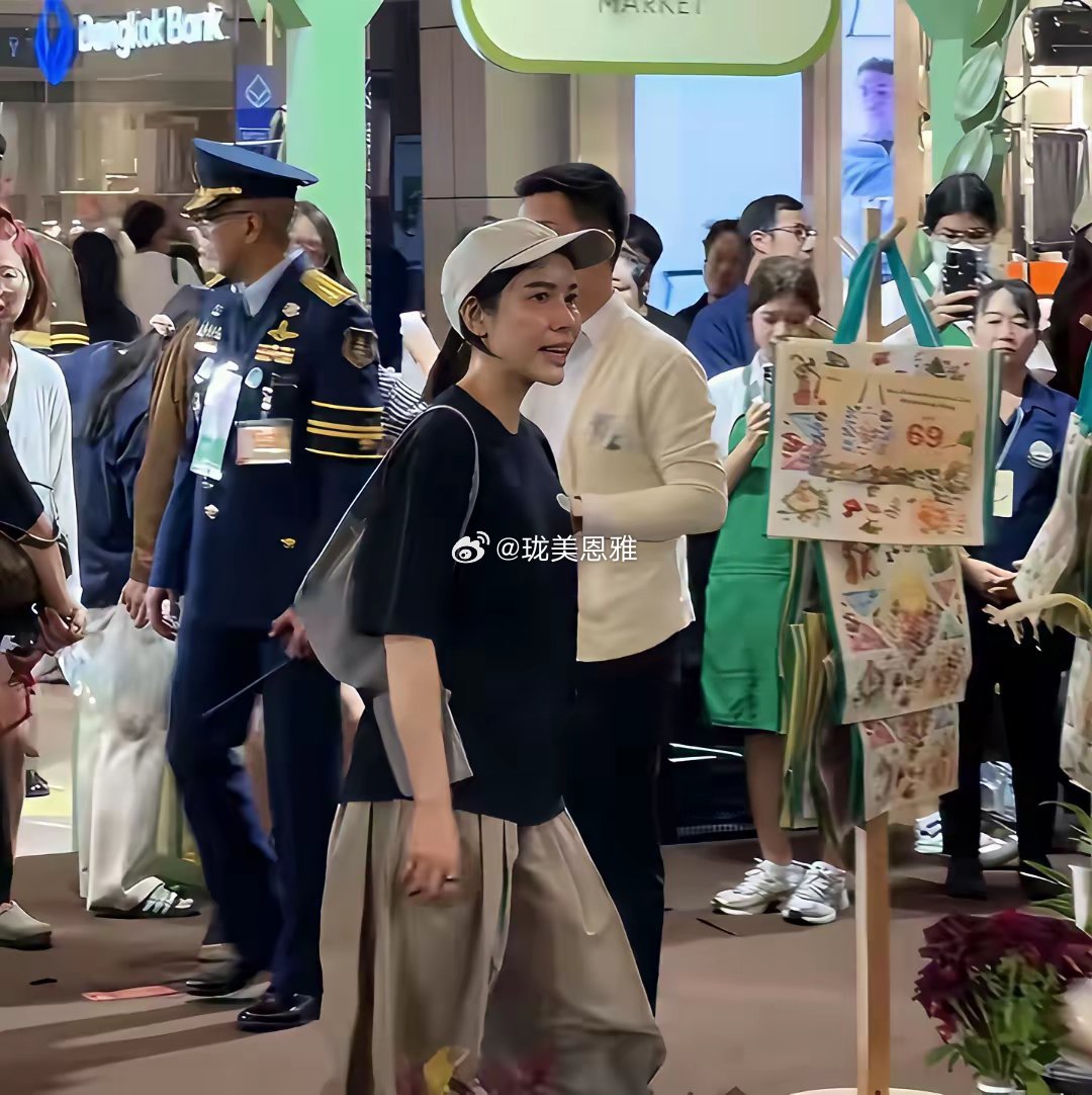 曼谷街头偶遇泰国贵妃脸上油光满面，泰王的品味真的不一般