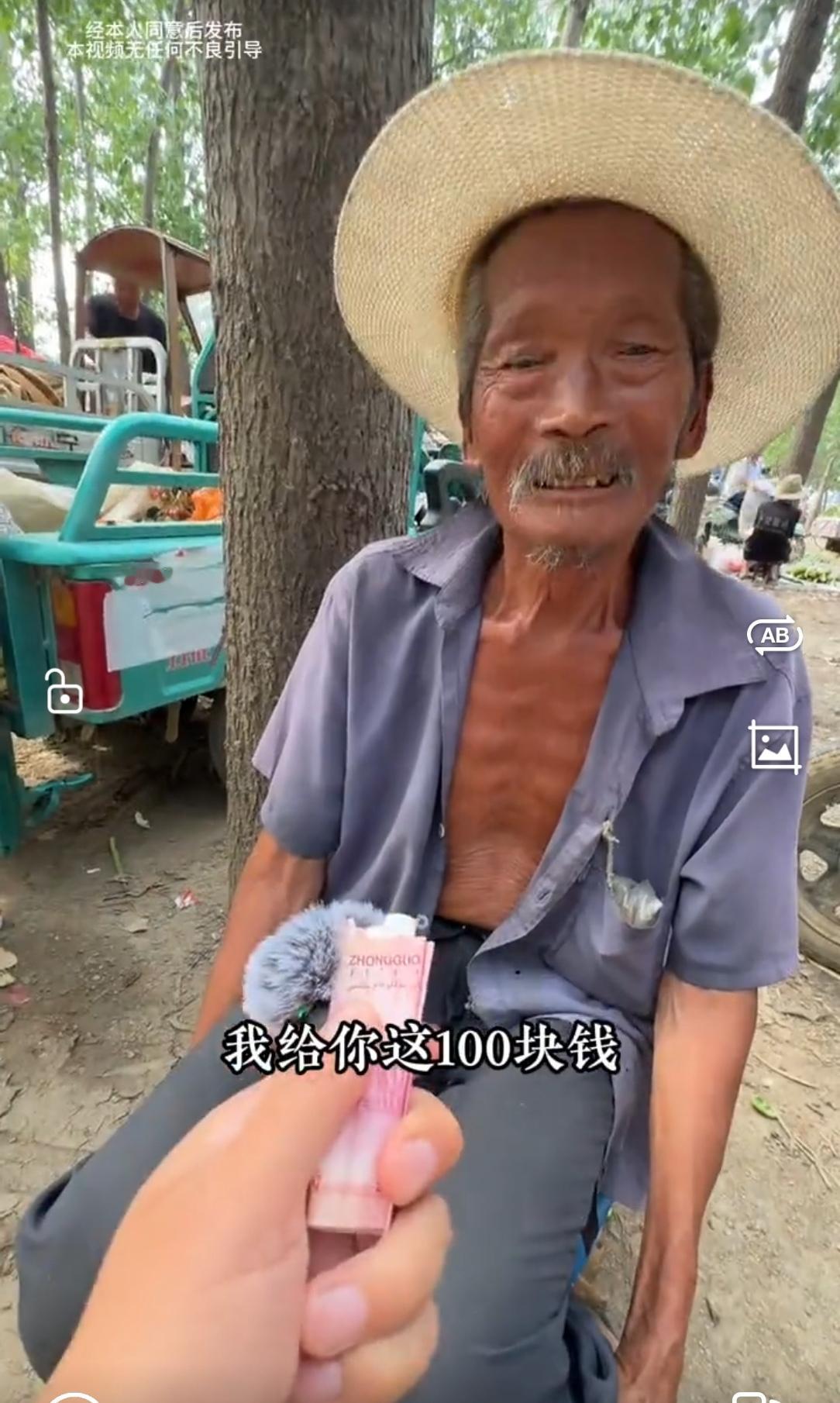 山东大集82岁大爷的表情让人破防，网友称真是看不得这样的场面，太让人感动了！事