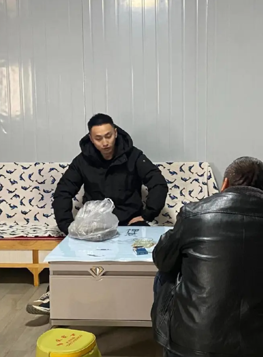 笑不活了！老丈人上门找闺女，人没在，跟女婿唠了俩小时，突然灵魂三连问：有烟不？有