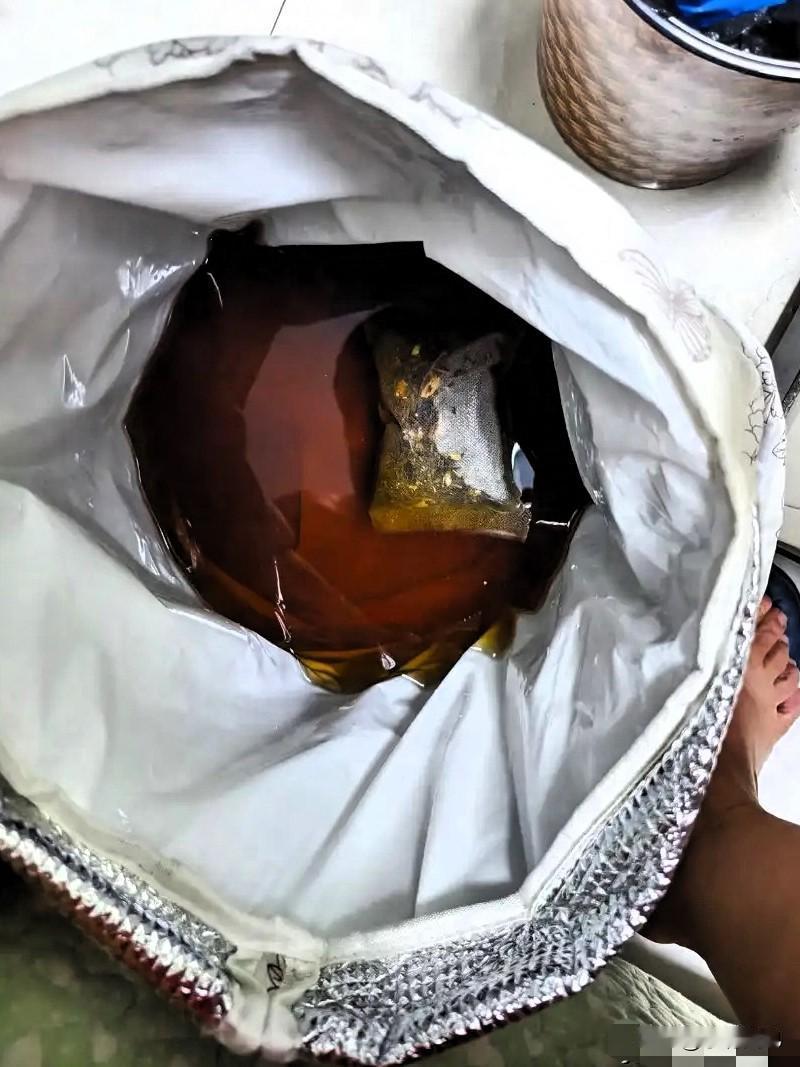 我妈让我三伏天泡花椒水，天天说天天说，我就泡了。结果泡完第一天天，我就窜稀