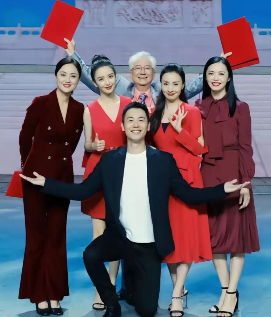 这张6人合照，我只认出了银发拉风、文质彬彬的著名主持人兼朗诵艺术家陈铎，雪肤花貌